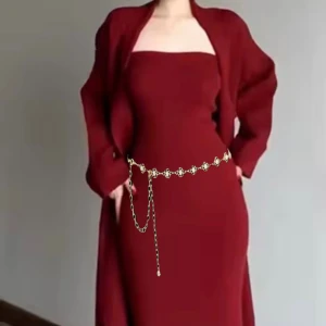 Set Knitted långklänning och kofta och midja kedja bälte  - Vinröd axelbandslös långklänning med rak, figurnära passform och slits bak. Klänningen har en elegant och minimalistisk look, perfekt att styla med bälte eller kavaj. Materialet ser ut att vara mjukt och följsamt, vilket ger en snygg siluett.