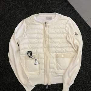 Moncler vit cardigan jacka - Säljer min moncler jacka då den var i fel storlek som present.    Pris kan diskuteras ✅.                  Kan mötas upp i Göteborg ✅ Kan frakta i hela Sverige ✅
