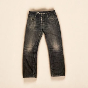 Fadeade Raw Denim Jeans  - Säljer nu dessa extremt snygga Raw Denim Jeansen, som har enligt mig, nästintill perfekta fades och slitningar, jeansen är i 100% bomull och är i mycket bra skick. Gråblåa i färgen. W32 L34, passar därefter!  Har ni bud eller frågor är det bara att höra av er :)