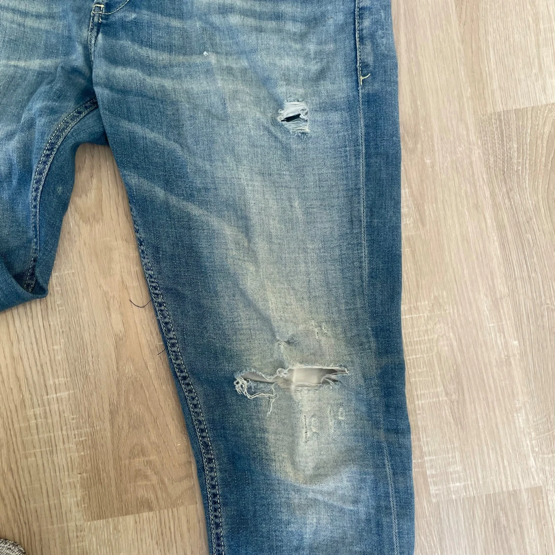 Blå slitna jeans från Dondup - 2