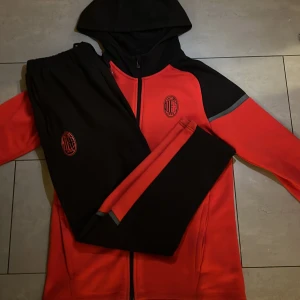 Ac milan  - Riktigt fett dress, som har gett mig fullt med komplimanger. 