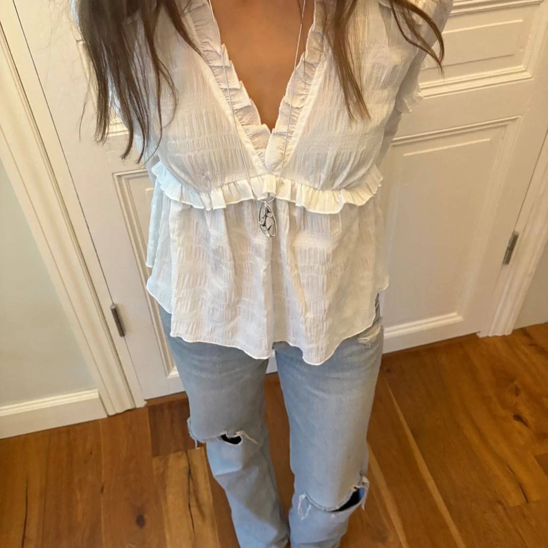 Vit blus med volang och v-ringning - 3