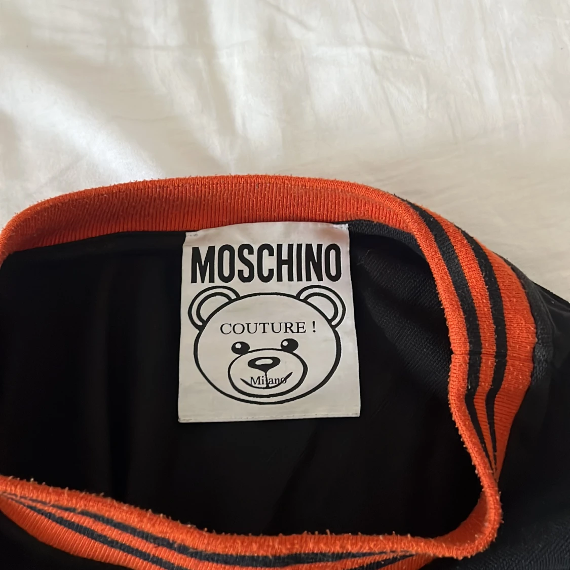 Svart Moschino t-shirt med nallepatch - 2