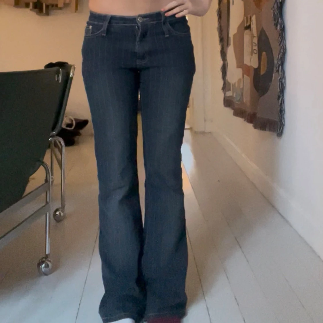 Mörkblå bootcut jeans med ränder