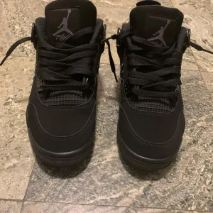 Black cat Jordan 4 sneakers - Jordan 4 black cat säljer på grund av att den inte var för liten jag har size 42 men jag rekommenderar att size upp en gång (så det passar perfekt för size 41) det är min rekommendation.den är helt ny jag har fat dem på mig typ 4 gånger