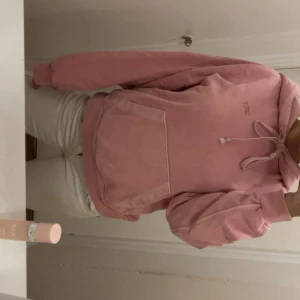 Levis hoodie  - Säljer en skit snygg rosa hoodie från Levis med stor magficka och snörning vid huvan. Tröjan har lång ärm och en relaxed passform, perfekt för dig som gillar comfy vibes. Materialet är mjuk bomull och färgen är ljusrosa. Tryckt logga på bröstet. Knappast använd och är i storlek S! 
