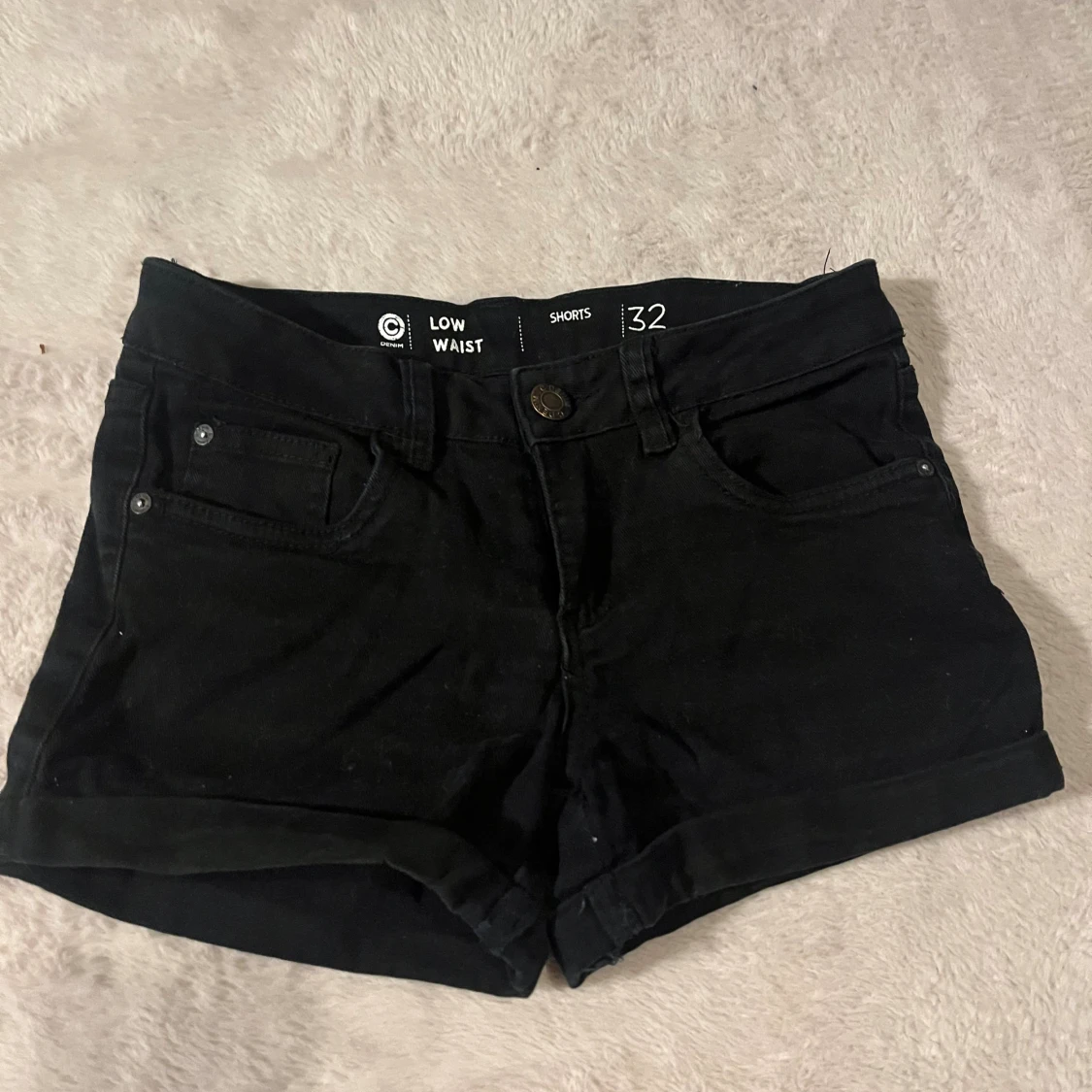 Svarta low waist denimshorts