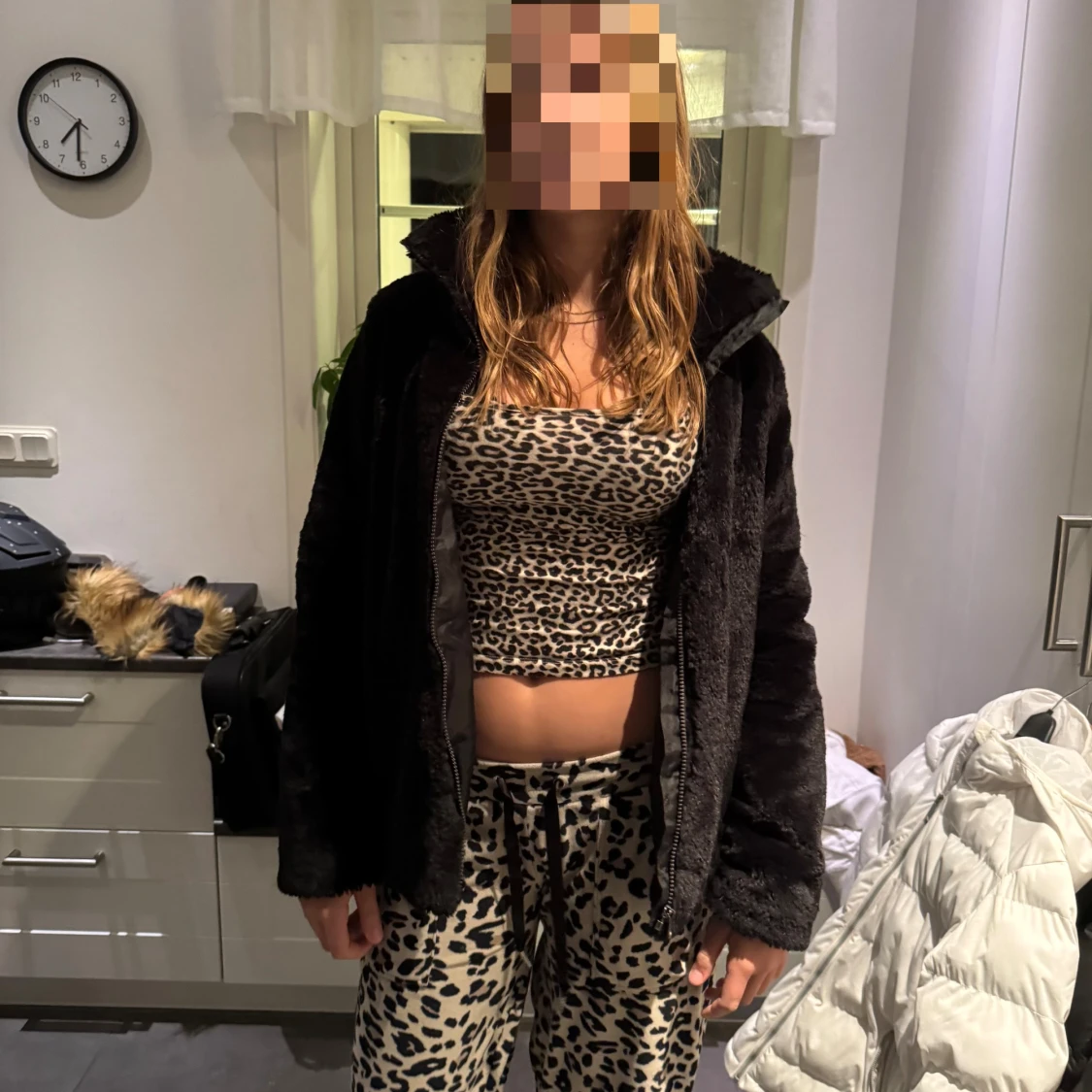 Svart teddyjacka med dragkedja