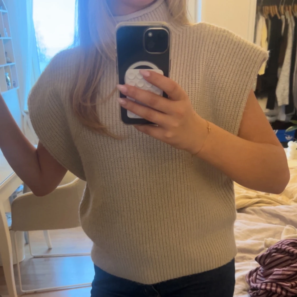 Beige stickad polotopp