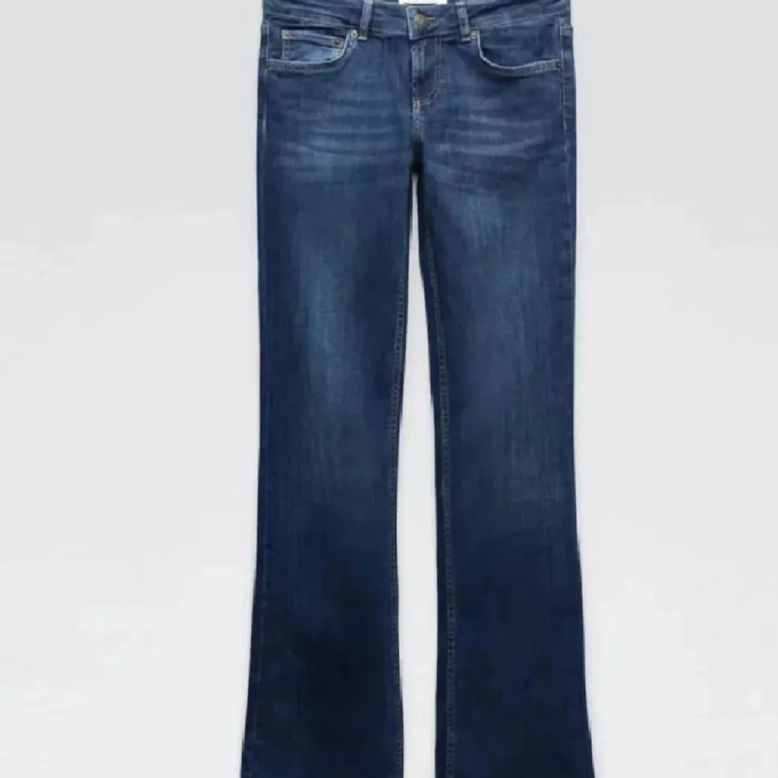 Blå bootcut jeans från zara  - 1