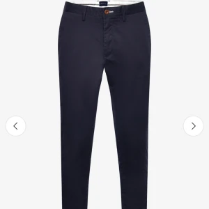 Chinos Gant  - Marinblå byxor från Gant, modell Hallden Slim  Strl 29/32 Helt nya och oanvända Kan fixa fler bilder🩷