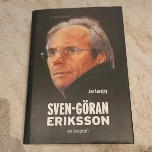 Sven-Göran Eriksson: en biografi - Upptäck historien om Sven-Göran Eriksson, en av fotbollens mest respekterade tränare. Boken ger en djup inblick i hans karriär, ledarskap och personlighet, med intervjuer från spelare, familj och vänner. Perfekt för dig som älskar sport och inspirerande berättelser!