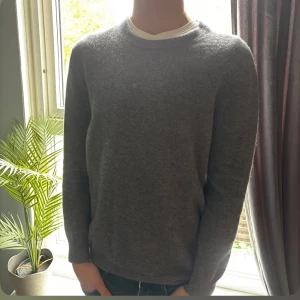 Grå Sweatshirt i Merinoull - Skön grå Sweatshirt från GardeGrisch i Merinoull. Tröjan är i storlek XS och är i mycket Fint Skick. Perfekt för en stilig Look!🤞