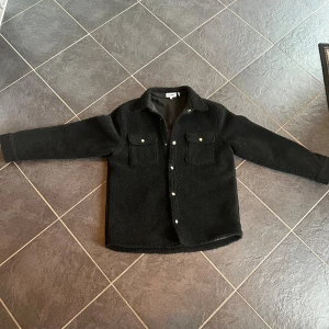 Teddyjacka  - Säljer en teddy jacka från weekday i fint skick. Storlek S!