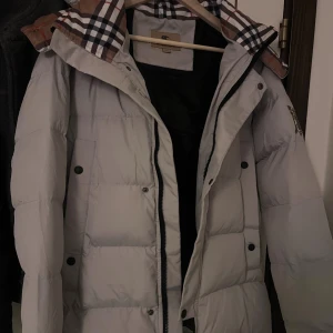 Burberry pufferjacka - pufferjacka från Burberry, använd några gånger fast är som ny inga problem eller skador som ny. De står S fast mer till xs 