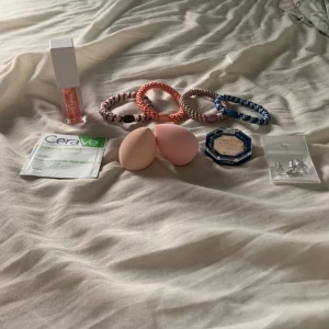 Blandade saker (detta är inte allt) - Fyra coola armband i olika färger och mönster, bland annat rosa, blått och beige. Armbanden är flätade och har chunky känsla. Ett par enkla silvriga örhängen. Perfekt för att ge din outfit en färgklick och personlig touch, lipgloss helt oanvänt, 2 beatuy blenders och sist en CeraVe tester