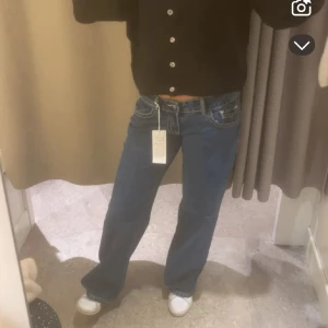 Baggy jeans  - Snygga jeans från Gina Tricot, aldrig använda. Nypris 500kr. Säljer även de i storlek 36 i samma skick.