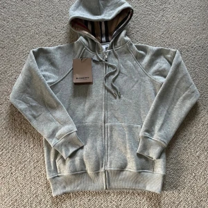 Burberry zip up - En grå burberry zip up, den är i storlek S och den är helt ny. Pris kan diskuteras och skriv om du har några frågor. 