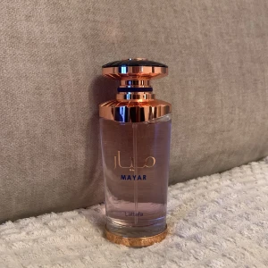 Parfym Lattafa Mayar - En lattafa mayar parfym i 100ml. Den är i princip helt full, har bara sprayat fåtal gånger. Parfymen har noter av litchi, färska hallon, vita rosor, svarta vinbär, mysk, pioner, amber. En väldigt söt floral fruktig kvinnlig doft.