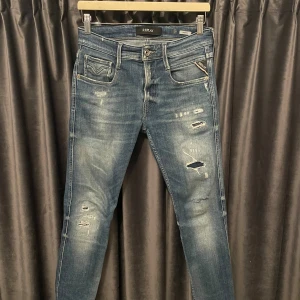 Replay anbass  - Replay anbass - skick 9/10, mycket bra skick! - storlek 29/32, sitter mycket bra på mig som är 177 och väger 60kg - otroligt snygga slitningar och eftertraktade jeans! - hör av er vid frågor🙌