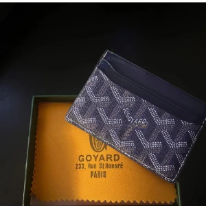 Plånbok - Säljer en snygg plånbok som är stilren och en perfekt accessoar. Plånboken är i väldigt bra skick. Hör av dig vid minsta fundering🤝