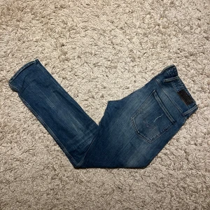 Replay anbass jeans med slitningar herr slim fit  - Replay anbass jeans med riktig snygga slitningar och en slim passform. Mycket bra skick inga märkvärdiga defekter, strlk w32. Postas antigen samma dag som köp eller dagen därpå🙌💯