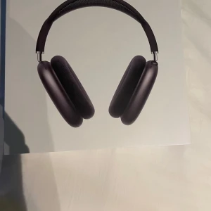 AirPods Max - Har även digitalt kvitto Snygga Apple AirPods Max i blått, i mycket gott skick. Levereras med originalförpackning. Aktiv brusreducering, hög ljudkvalitet och utbytbara öronkuddar. Inga synliga repor eller skador, allt fungerar som det ska.