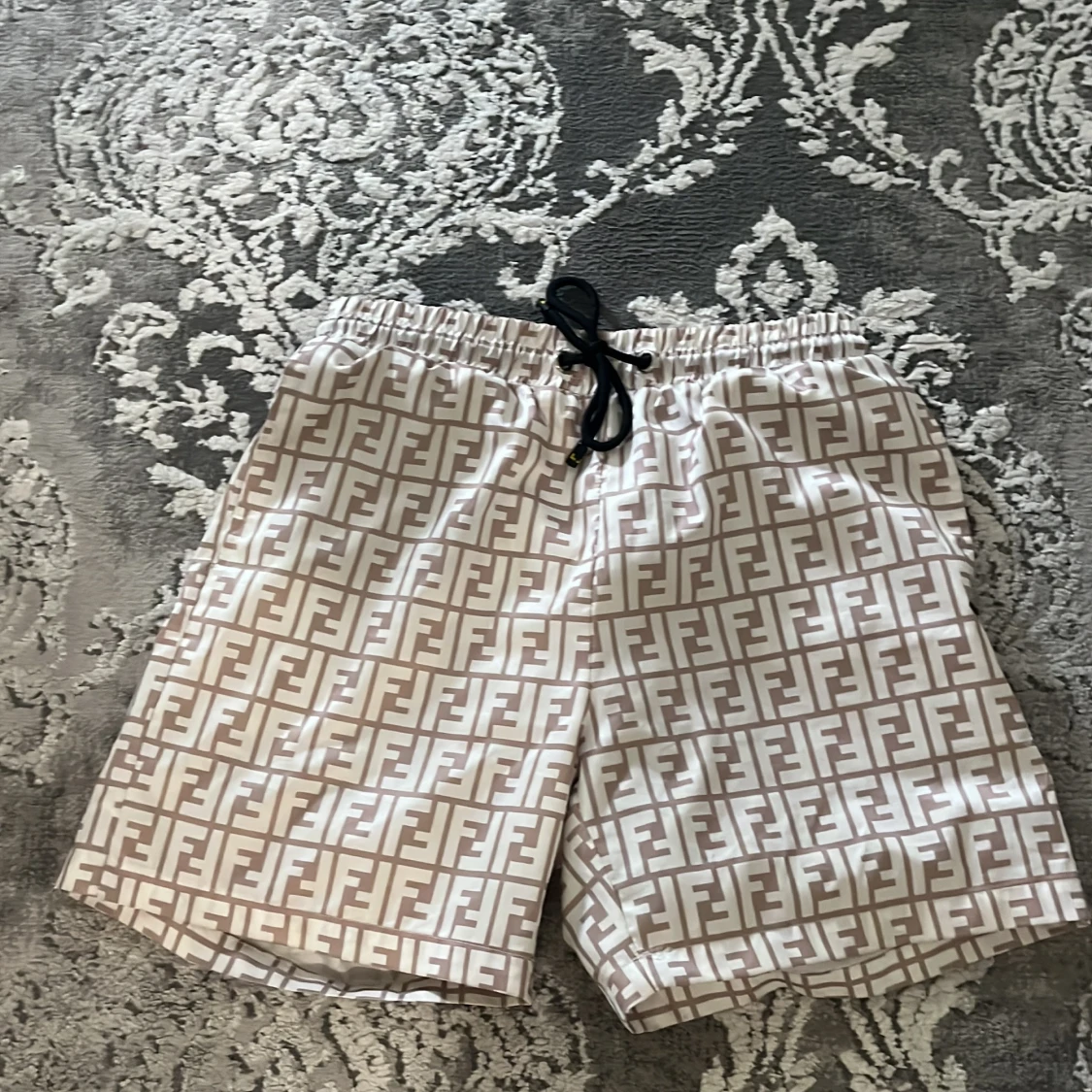 Beige Fendi shorts med FF-mönster