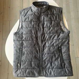 Bondelid grå väst S - Riktigt fet grå väst från bondelid. I helt perfekt skick som ny. Storlek S i riktigt hög kvalitet med två extra inne fickor bild 5. Bra och varm nypris 1099 kr mitt pris 298 ej hugget i sten vid snabb affär 