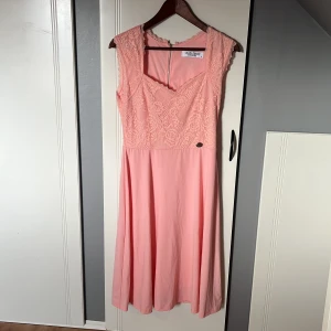 Rosa klänning  - Säljer min rosa klänning. Storlek M. Spets upptill på klänningen och guldfärgad dragkedja ibak. 