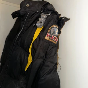 Parajumper jacka  - Säljer min vinterjacka då den är liten på mig, vill it ha den liggande utan någon användning, bättre om någon kan ha den istället. 
