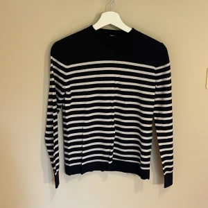 Randig svartvit tröja från Zara - Snygg svart och vit randig tröja från Zara i storlek S. Tröjan har lång ärm, rund hals och klassiskt horisontellt randigt mönster. Perfekt att styla med jeans eller kjol för en clean look. Materialet känns mjukt och lätt och tröjan är väldigt skön att ha på sig🤩 använd några gånger men inga tecken på det eller några defekter👌👌