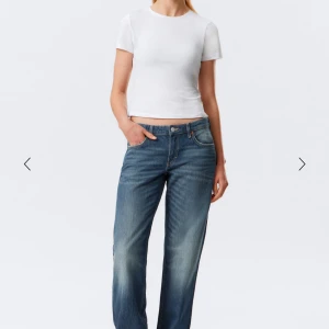 blå weekday jeans - blåa jeans arrow från weekday, skulle tro det är i färgen mine blue, använda någon gång så bra skick 💓L32 W26