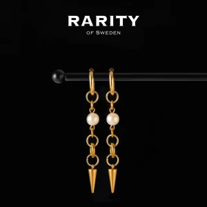 Luna Earring - Gold: Guldörhängen med pärlor och nitar - Otroligt snygga örhängen med nitar och pärlor i rostfritt stål!! Örhängena är i fin guldig färg och passar så bra för att piffa upp en outfit och lägga till en extra detalj🪽Likt alla andra våra smycken tål dessa örhängen vatten och håller sitt glans länge!! Vid frågor eller funderingar - välkommen att skriva till oss🪽