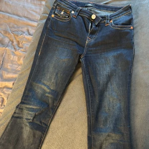 Mörkblå jeans från True Religion - Mörkblå jeans från True Religion i storlek 28. Säljs då dem är lite stora på mig. 