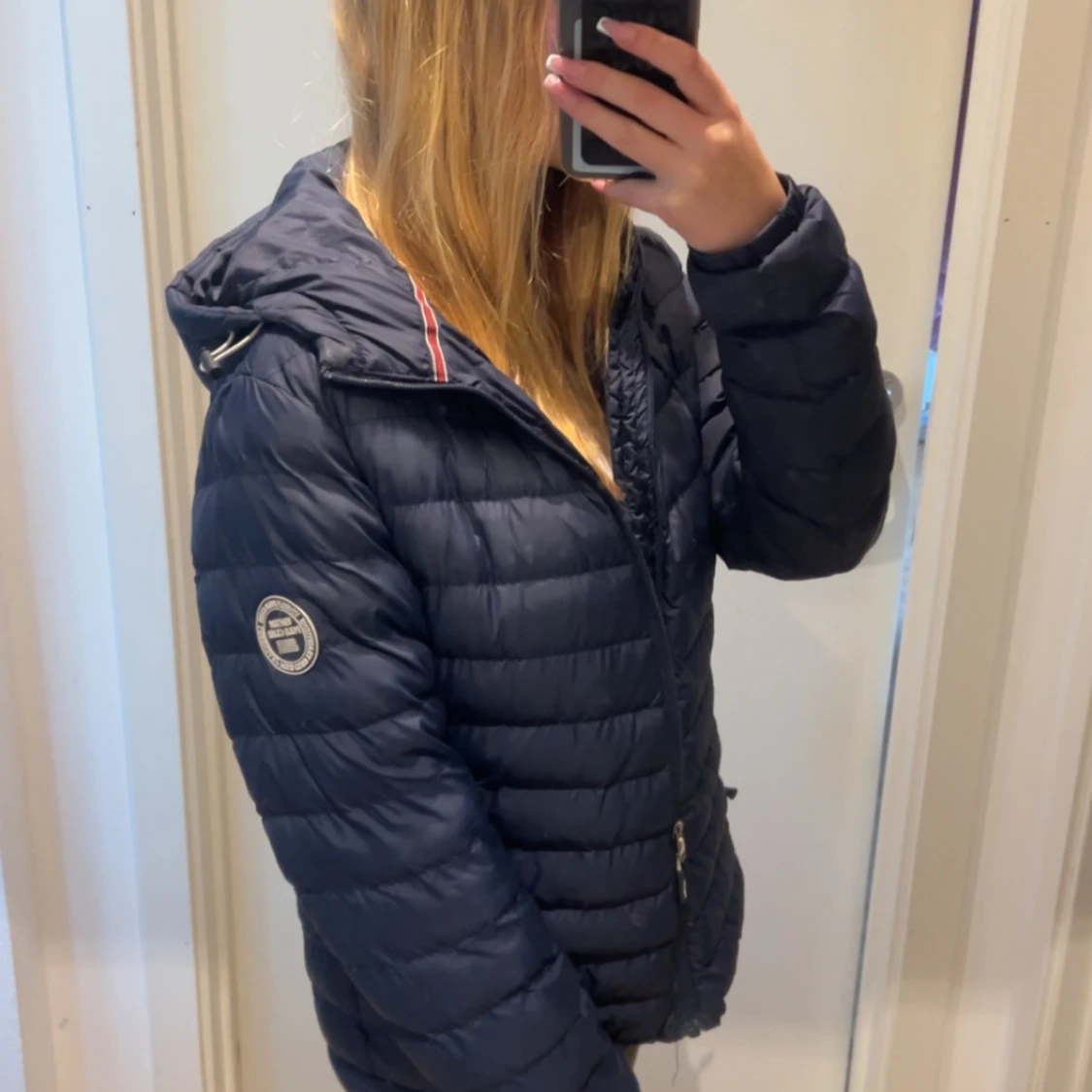 Mörkblå pufferjacka med huva