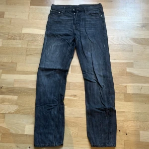 Weekday space 30/32 - Jeans från weekday, modell space med en snygg tvätt med raka ben och femficksmodell. Jeansen har normal midja och är tillverkade i robust denim. Perfekta för dig som gillar en tidlös och avslappnad stil.