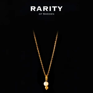 Pearl Ring Necklace - Gold: Guldhalsband med pärla från Rarity - Elegant halsband i guld från Rarity of Sweden med en tunn kedja och ett hänge med en vit pärla och en liten guldfärgad detalj. Perfekt för dig som gillar stilrena och klassiska smycken med en modern touch.