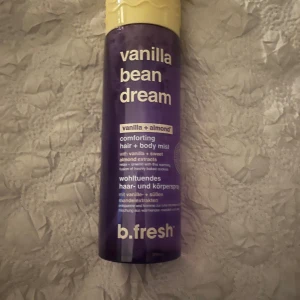 Vanilla Bean Dream Body Mist - Vanilla Bean Dream är en hår- och kroppsspray med vanilj och söt mandel. Perfekt för dig som vill ha en fräsch och mjuk känsla hela dagen. Innehåller vanilj- och mandelextrakt. Enkel att ta med och använda när du vill.