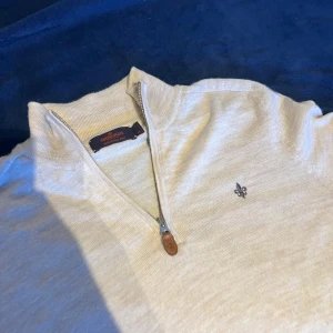 Morris halv zip herr M beige  - Halvf-zip från morris i beige färg. Gjord i 100% merinoull. Storlek M, passar även S. Mycket bra skick, en lagad liten defekt i ryggen, se bild. Postas samma dag som köp eller dagen därpå💯🙌