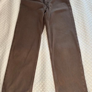 Bruna low waist jeans  - Snygga bruna baggy byxor med low waist. Perfekta för dig som gillar en enkel och stilren look. Byxorna har en klassisk design och passar till många olika outfits. 