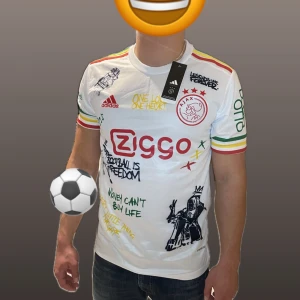 Fotbolls tröja  - Helt ny! Levereras inplastade, skickas inom 24h🔜📦 Finns fler bilder privat 🙌🏼                          Personen på bilden är 180cm lång och väger 80kg.