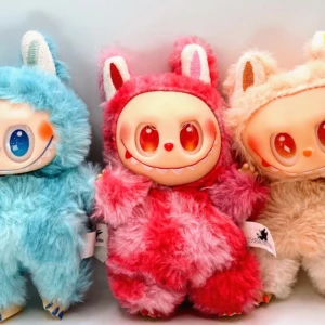 3 jättesöta Lafufu nyckelringar - 3st gulliga Big Into Energy Lafufu mjukisar Alla tre har vridbart huvud, händer och fötter och dom är som nya i jättebra skick och har sina band med nyckelring Dom får med sig sina orginal kartonger & foliepåsar (dom är dock öppnade) Höjd ca 17cm