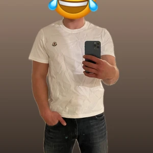 T-shirt  - Helt ny! Levereras inplastade, skickas inom 24h🔜📦 Finns fler bilder privat 🙌🏼                          Personen på bilden är 180cm lång och väger 80kg. Personen på bilden bär en Storlek M. 