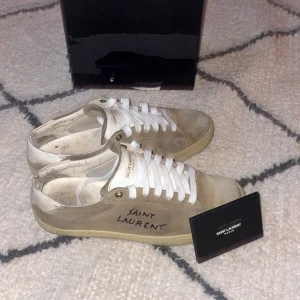 Saint Laurent skor - Säljer dessa trendiga Saint Laurent sneakers i bra skick. Skorna är i storlek 40 men sitter mycket större typ 41.5. Box och kort ingår. Den här färgen säljs ej längre vilket gör de väldigt sällsynta och nypris ~6000. Kom privat för fler frågor och bilder!