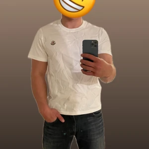 T-shirt  - Helt ny! Levereras inplastade, skickas inom 24h🔜📦 Finns fler bilder privat 🙌🏼                          Personen på bilden är 180cm lång och väger 80kg.