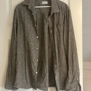 These glory days skjorta  - Grå skjorta i fint skick, storlek XL. Endast använd max 5 gånger 