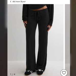 Svarta mjukisbyxor, my chill pants - svarta mjukis byxor från nelly. i storlek xxs. har aldrig använt men har tvättat de. 350 är de priset som är på hemsidan men kan ändras💕