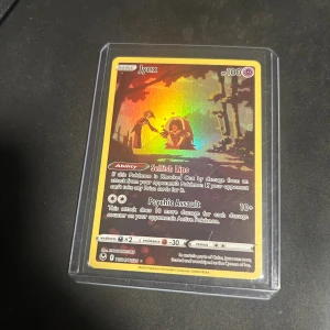 Jynx (Pokémonkort) - Coolt holografiskt Jynx-kort från Pokémon! Perfekt för samlare och fans som vill boosta sin lek med en unik och färgstark karaktär. Kortet är i skyddande plastfodral och har snygg design med specialeffekter.
