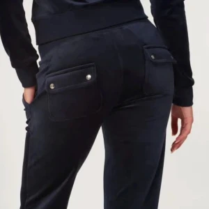 Mörkblå juicy byxor OBS! Läs beskrivning - Ramlade så det blev sönder på ena benet men sydde ihop det, men vet inte om det finns en till liten hål någon annanstans. Men skriv för bilder o pris kan gärna diskuteras!💕